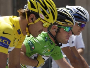 Cyklista Roman Kreuziger (vpravo) v pelotonu slavné Tour.