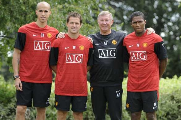 Fotbalové hvězdy Manchesteru United s koučem Alexem Fergusonem. 