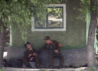 Korejští vojáci bedlivě střeží čínskou hranici.