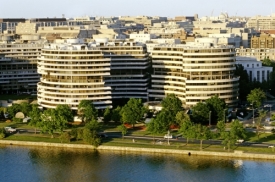 Hotel Watergate měl dostat nový kabát. Místo toho skončí v aukci. Hotel Watergate měl dostat nový kabát. Místo toho skončí v aukci.