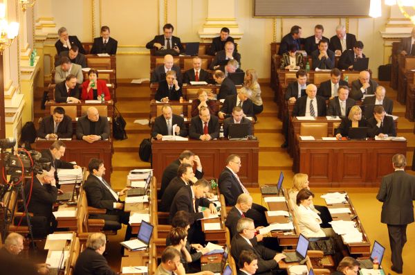 Poslanecké lavice jsou nyní prázdné.