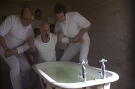 Tom Hardy jako Charles Bronson.