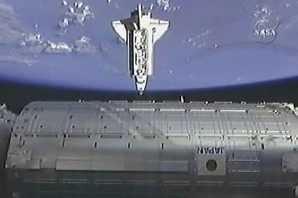 Raketoplán těsně před spojením s Mezinárodní vesmírnou stanicí. Raketoplán těsně před spojením s Mezinárodní vesmírnou stanicí.