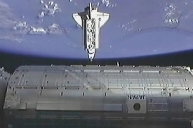Raketopl&aacute;n těsně před spojen&iacute;m s Mezin&aacute;rodn&iacute; vesm&iacute;rnou stanic&iacute;.