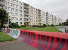 Policist&eacute; obehnali ulici bezpečnostn&iacute; p&aacute;skou.