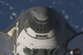 Dva astronauti se podívali do volného kosmického prostoru.