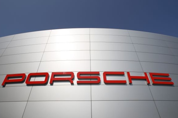 Plán: Volkswagen zpočátku získá 49,9 procenta Porsche.