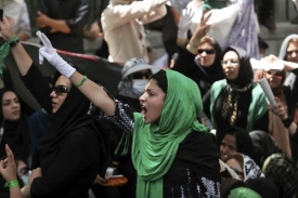 Irán podezírá zaměstnance ambasády z účasti na protestech.