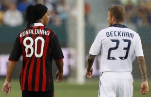 Beckham si povídá se záložníkem AC Milán Ronaldinhem.