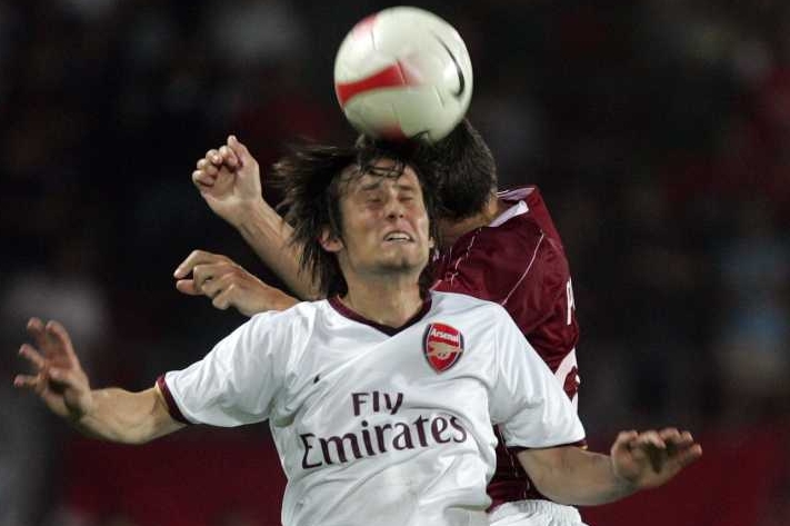 Záložník Arsenalu Tomáš Rosický se 538 dnech vrátil k fotbalu. Záložník Arsenalu Tomáš Rosický se 538 dnech vrátil k fotbalu.