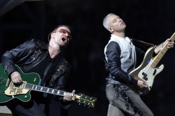 Frontman kapely U2 Bono řádí na pódiu s basistou Adamem Claytonem.