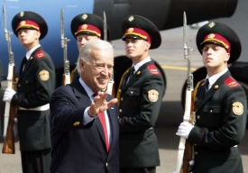 Viceprezident Biden po př&iacute;letu do Kyjeva.