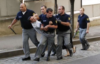 Policie odv&aacute;d&iacute; demonstranty od paralmentu v Tbilisi.