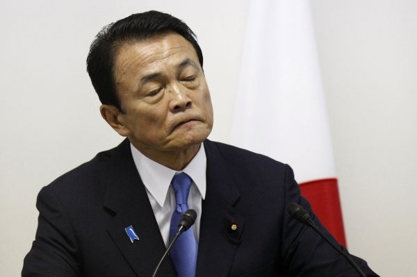 Premiér Taro Aso rozpouští japonský parlament.