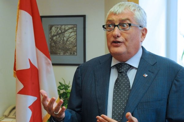 Michael Calcott v Česku končí, gayové a lesbičky truchlí.