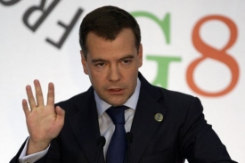 Nový prezident Medveděv zmírňuje Putinův přísný režim.