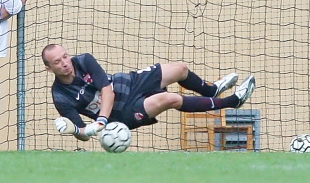 Gólman Dennis Romanovs.