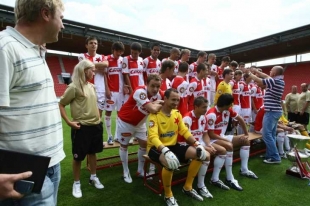 Lotyšský gólman Dennis Romanovs (ve žlutém) způsobil Slavii starosti.