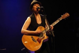 Začíná týden se Suzanne Vega.