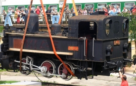 Lokomotiva z roku 1899 opouští místo před budějovickým nádražím.