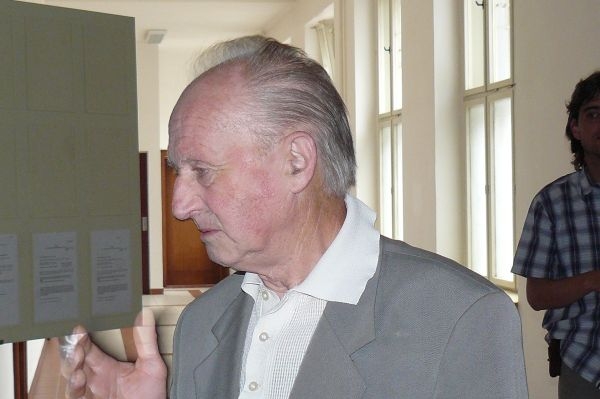Jan Tikal na chodbě hradeckého soudu.