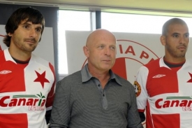 Matej Krajčík (vlevo), trenér Jarolím a Hocine Ragued.