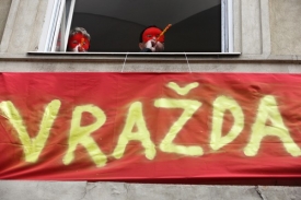 Vražda české vědy - či spíše poprava. Na happeningu zazněl rozsudek.