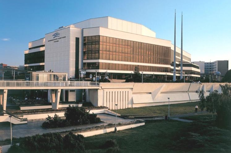 Kongresové centrum je v dluzích.