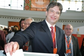 Místopředseda strany Roman Onderka. Místopředseda strany Roman Onderka.