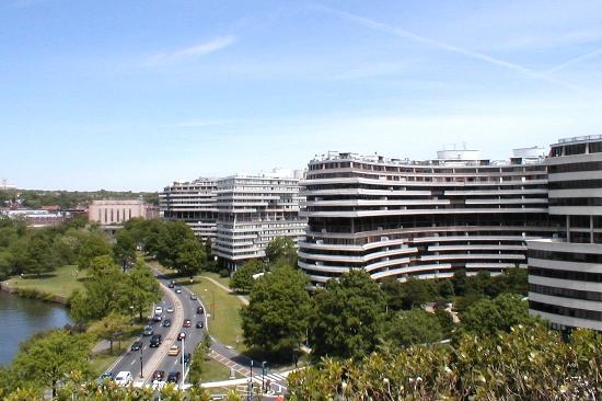 O hotel, jenž dal jméno aféře Watergate, nikdo nestojí.