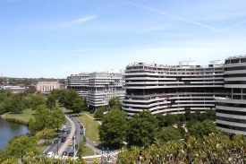 O hotel, jenž dal jméno aféře Watergate, nikdo nestojí. O hotel, jenž dal jméno aféře Watergate, nikdo nestojí.