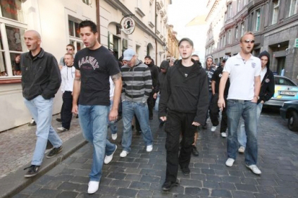 Vávra (druhý zleva) na demonstraci za propuštění zadržených neonacistů