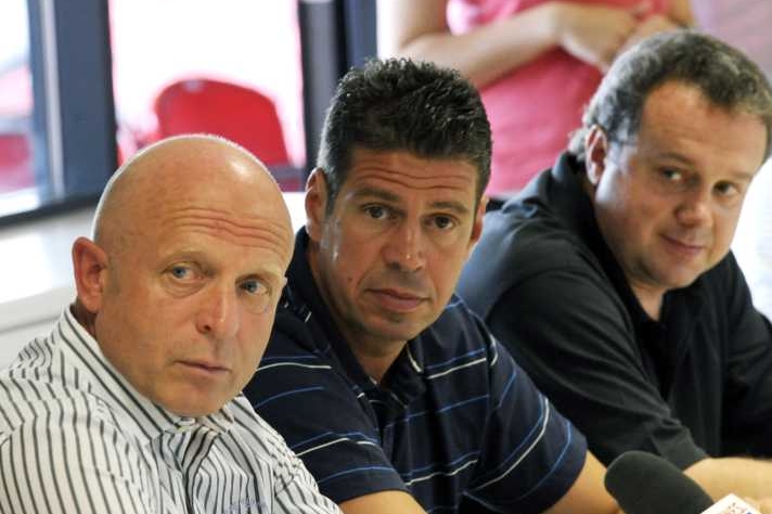Kouč Slavie Jarolím (zleva) a spolumajitelé Doležal a Rosen.