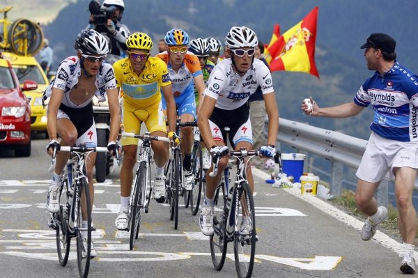 Bratři Schleckové (v bílém) a Alberto Contador (ve žlutém dresu).