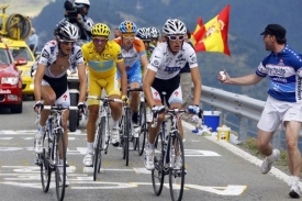 Bratři Schleckov&eacute; (v b&iacute;l&eacute;m) a Alberto Contador (ve žlut&eacute;m dresu).