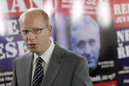 Bohuslav Sobotka před volebními plakáty.