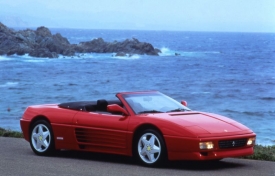Výlet k moři ve starším Ferrari (na snímku 348 Spider) již nebude takovým rizikem, jako dříve. Čeští majitelé italských sportovních vozů si ale na novou asistenční službu ještě počkají.
