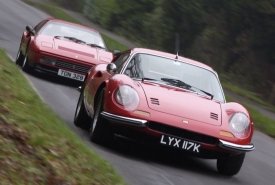 Několik týdnů po Italech se nové gratis asistence dočkají Britové. Bude platit i pro Dino 246 GT (vpředu), které nenosí žádné logo Ferrari? Jeho pronásledovateli a pomyslnému vnuku Ferrari 328 GTB odmítnutí nehrozí.