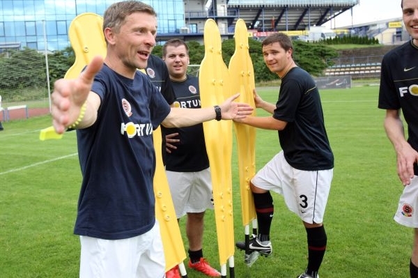 Redaktoři TÝDEN.CZ pod dohledem kouče fotbalistů Sparty Martina Haška.