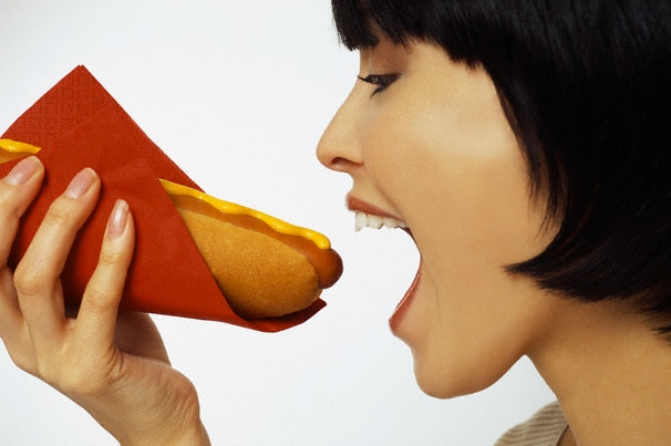 Hot dogy by prý měly být prodávány jen s varováním o rakovině.