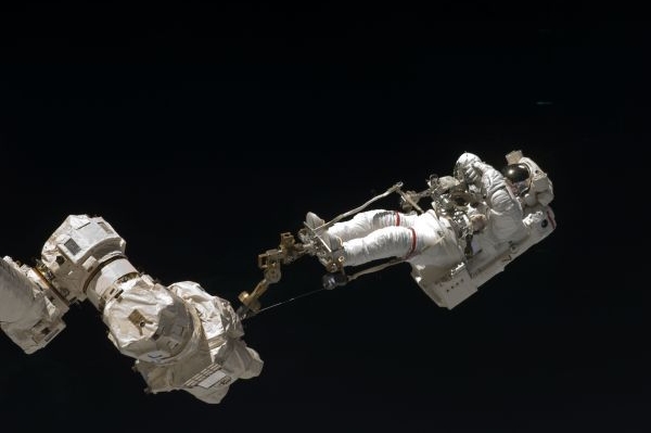 Astronauti ukončili přečasně třetí výstup do vesmíru. 