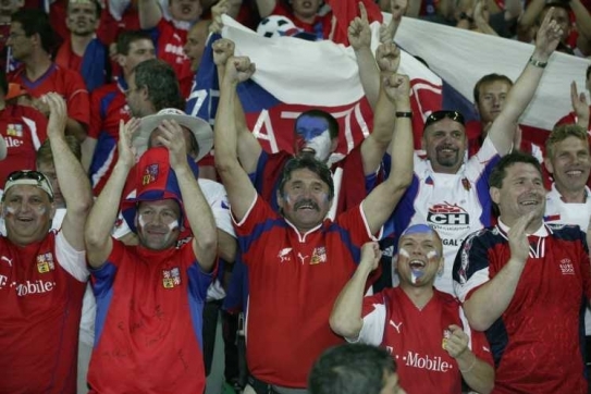 Čeští fanoušci na fotbalovém Euru 2004 - ilustrační foto.