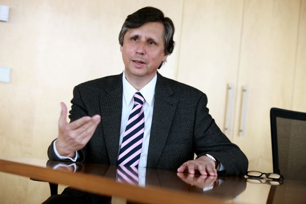 Premiér Fischer prý Akademii věd nemůže pomoci. A nevidí pro to důvod.
