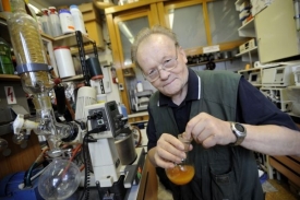 Základní výzkum přinesl například protivirové léky Antonína Holého.
