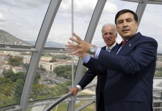Biden a Saakašvili v prezidentském paláci v Tbilisi.