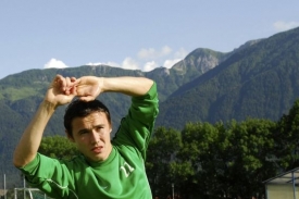 Útočník Bohemians 1905 Ibragimov před přípravným utkáním v Rakousku.