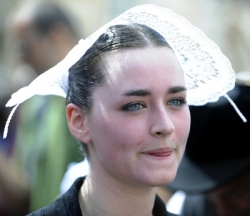 Členka souboru Cercle Celtique "An Drouz Vor" z francouzské Bretaně.