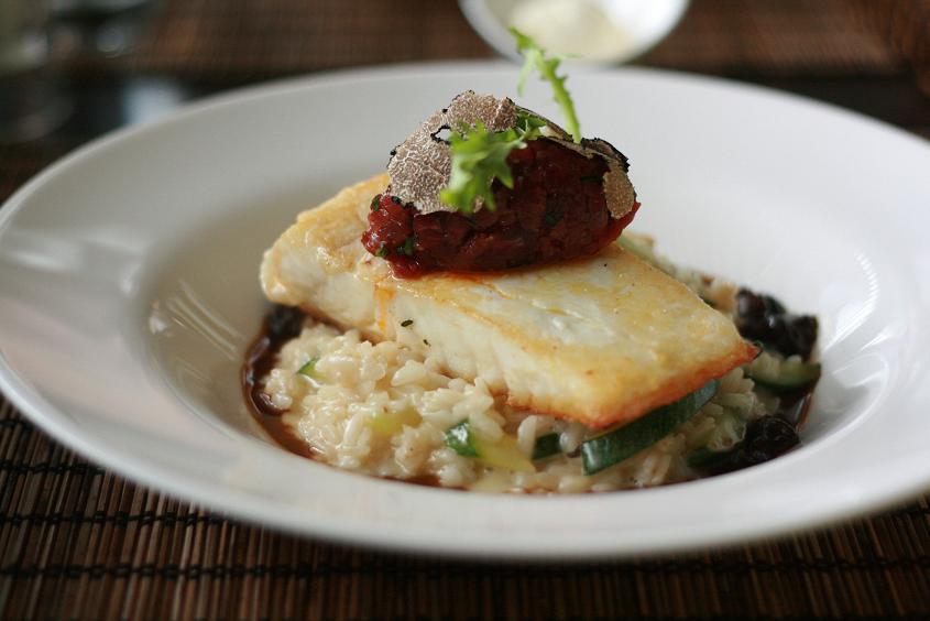 Halibut s risottem a hovězím tatarákem. Halibut s risottem a hovězím tatarákem.