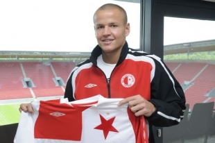Adam Hloušek pózuje se slávistickým dresem.