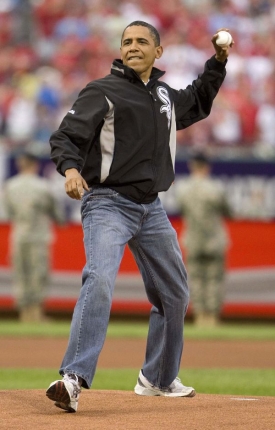 Barack Obama na baseballovém zápasu.